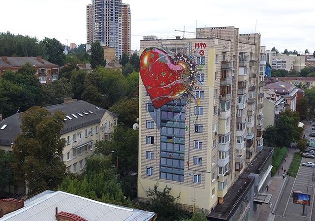 В Киеве появился новый мурал про обманчивую любовь России
