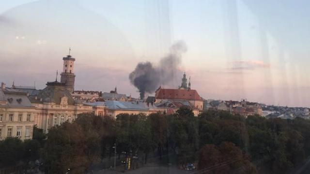 В Львове горит воинская часть: над городом стоит столб черного дыма (Обновлено)