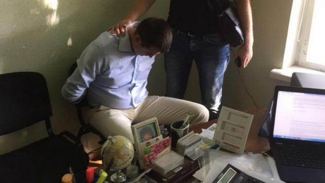 Очередной ковер из денег: коммунальщиков-взяточников поймали на горячем в Фастове