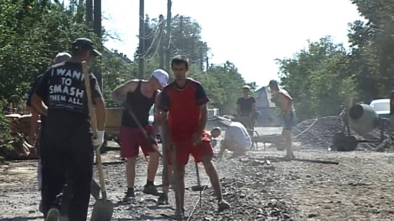 Втомились чекати: селяни самостійно відремонтували проблемну дорогу на Закарпатті