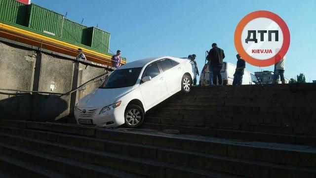 Автомобіль звалився у підземний перехід: з’явилися фото 