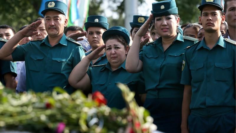 Горы цветов и тысячи рыдающих узбеков: Ислама Каримова похоронили в Самарканде