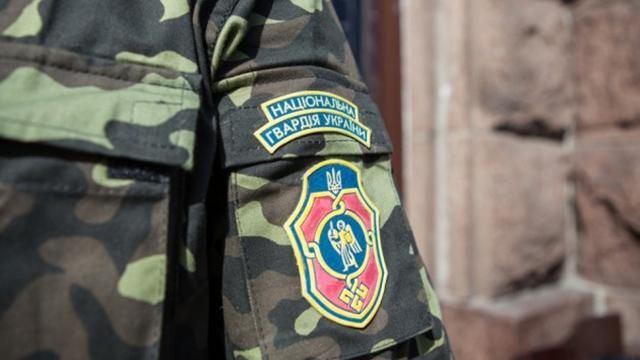 Чоловік обстріляв нацгвардійців, які охороняли завод Чоловік обстріляв нацгвардійців, які охороняли завод