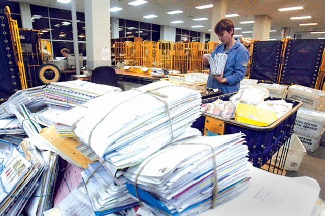 Екс-менеджера "Укрпошти" підозрюють у розтраті мільйона гривень Екс-менеджера "Укрпошти" підозрюють у розтраті мільйона гривень