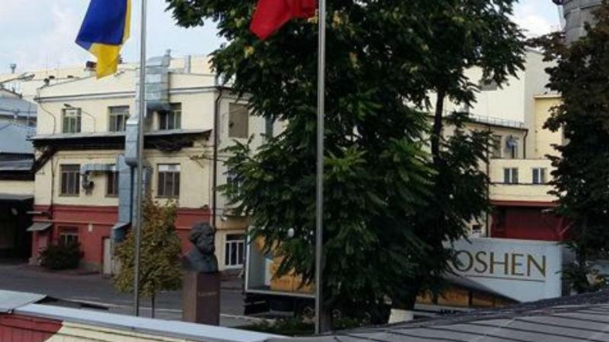 Фабрика Порошенко в Киеве до сих пор сохраняет символ коммунизма Фабрика Порошенко в Киеве до сих пор сохраняет символ коммунизма