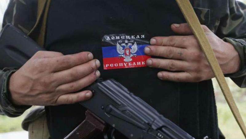 В оккупированном Торезе боевик средь бела дня застрелил мальчика и его отца