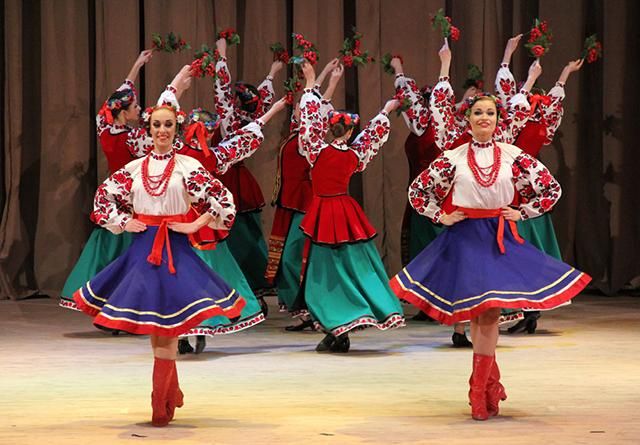 Замість нудних промов українські вчителі станцювали перед школярами Замість нудних промов українські вчителі станцювали перед школярами