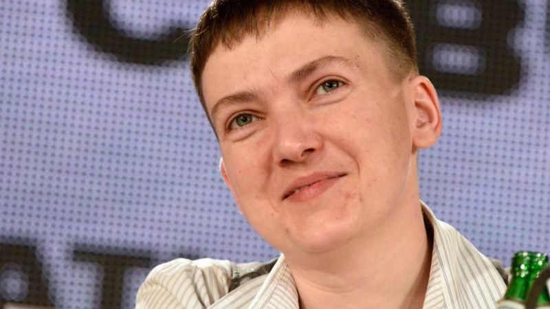 Савченко вразила жіночністю – прийшла в Раду з ефектним декольте