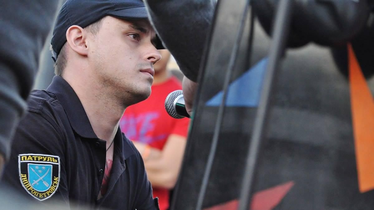 Как полицейский из Днепра очаровывает всех своим пением на набережной Как полицейский из Днепра очаровывает всех своим пением на набережной