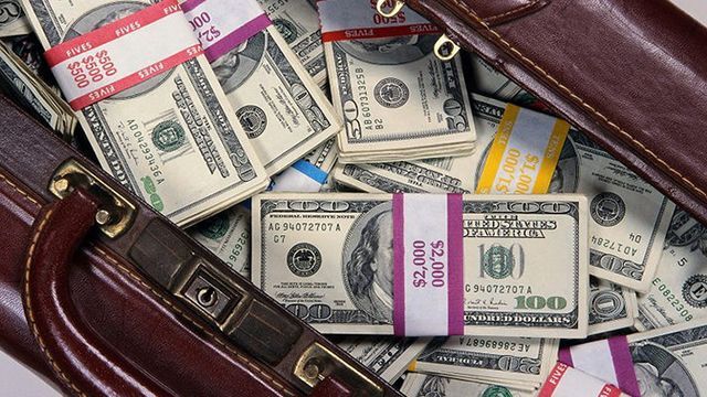 Правоохоронці завадили вивезти на Донбас сотні тисяч доларів Правоохоронці завадили вивезти на Донбас сотні тисяч доларів