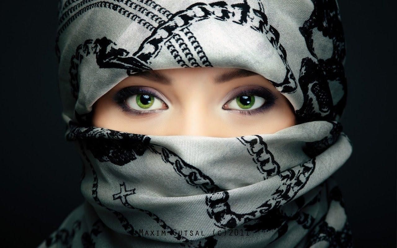 У київському метро помітили мусульманку, одягнену у вишиванку