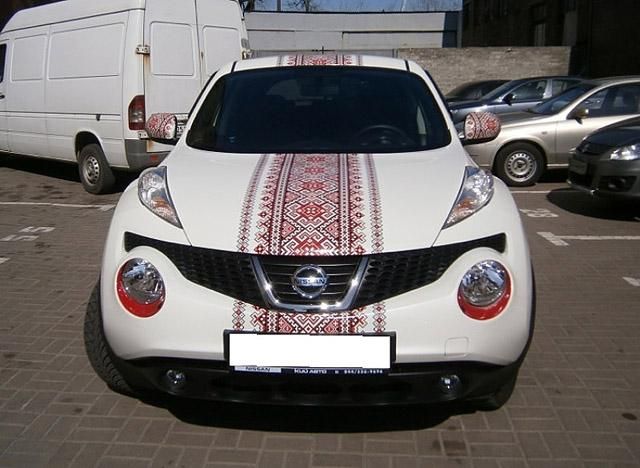 В Харькове портят автомобили с украинской символикой