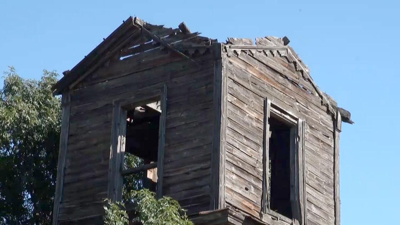 Старовинний храм розбирають на дрова Старовинний храм розбирають на дрова