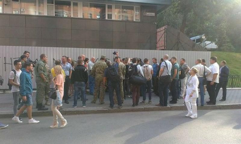 Возле "Интера" снова неспокойно. Начали сходиться активисты Возле "Интера" снова неспокойно. Начали сходиться активисты