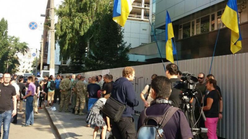 Активисты снова пикетируют "Интер" – объявили свои требования Активисты снова пикетируют "Интер" – объявили свои требования