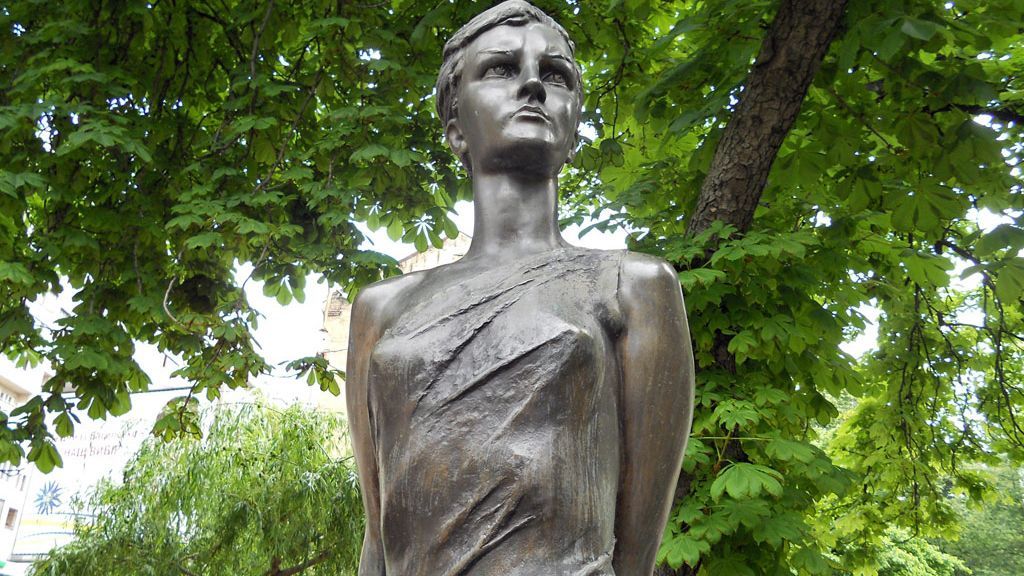 Ще один пам'ятник радянському ідолу активісти повалили та розмалювали у Києві Ще один пам'ятник радянському ідолу активісти повалили та розмалювали у Києві