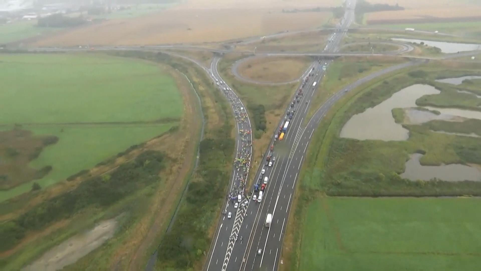 Французский город взбунтовался против лагеря беженцев в окрестностях Французский город взбунтовался против лагеря беженцев в окрестностях