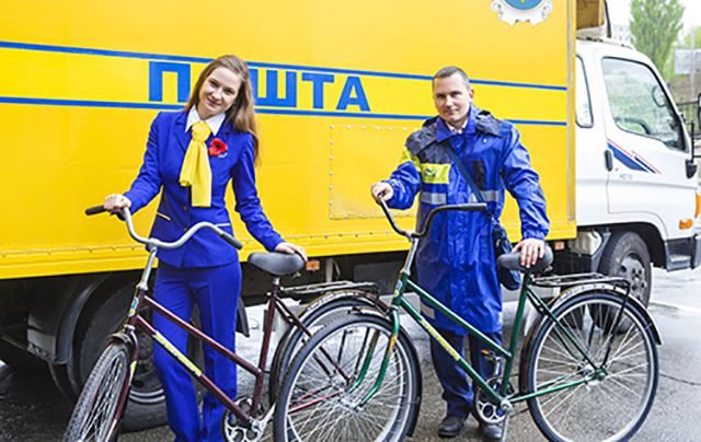 Українських поштарів пересадять на велосипеди
