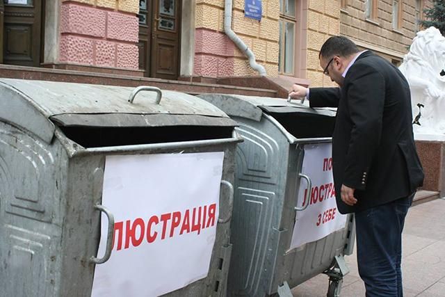 В помойку выбросили председателя райсовета на Винничине В помойку выбросили председателя райсовета на Винничине