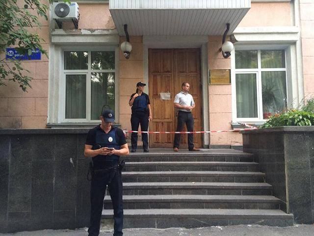 Чоловіка застрелили у лікарні Києва