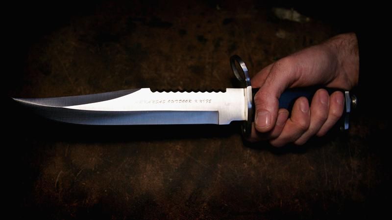Мужчину в военной форме порезали ножом: появилось видео