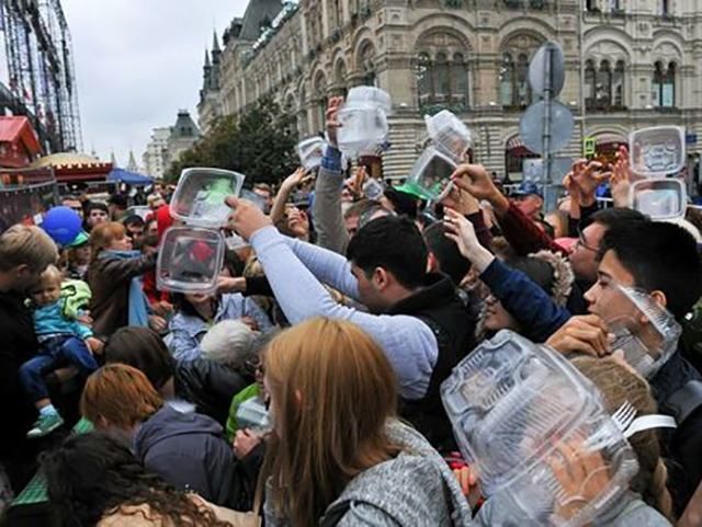 У Москві натовп штурмував пункт роздачі "шарового" салату