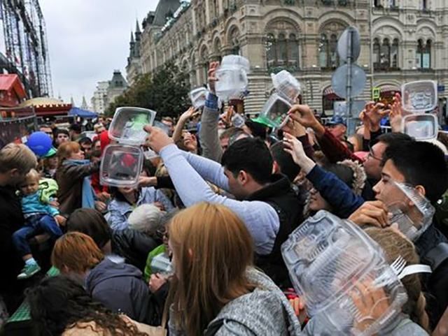 В Москве толпа штурмовала пункт раздачи "шарового" салата