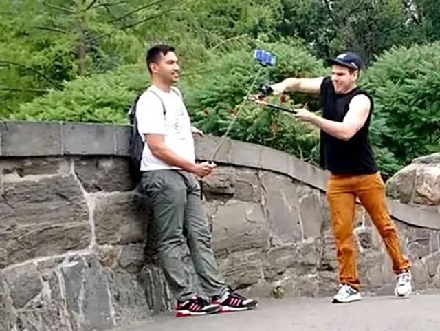 Блогер обрізає селфі-палиці туристів у Нью-Йорку