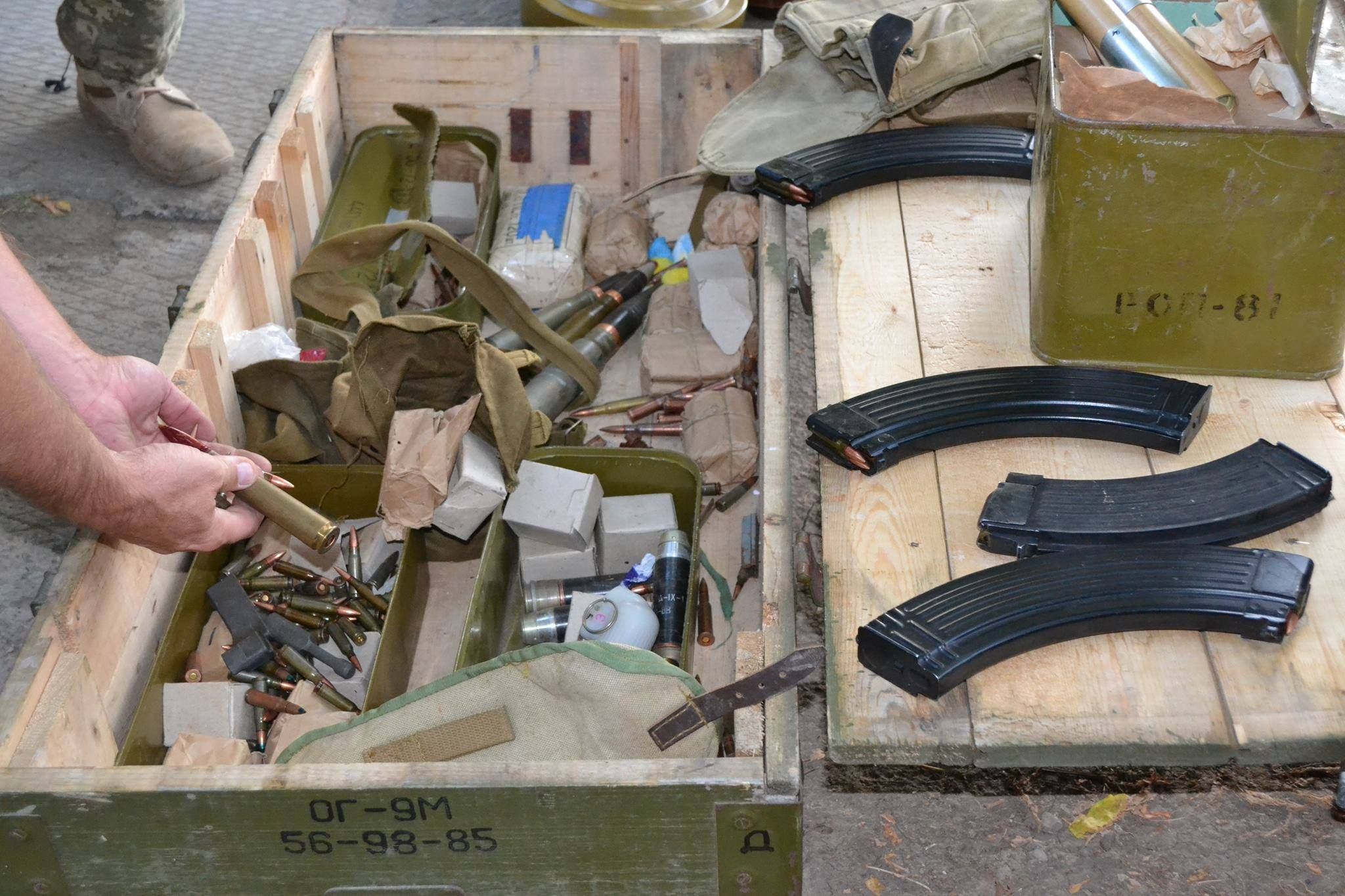 На Луганщині знайшли сховище з російськими боєприпасами: фото