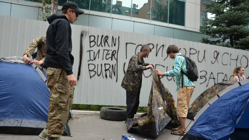 Возле "Интера" снова горячо: под офисом палаточный городок, сотрудников не пускают