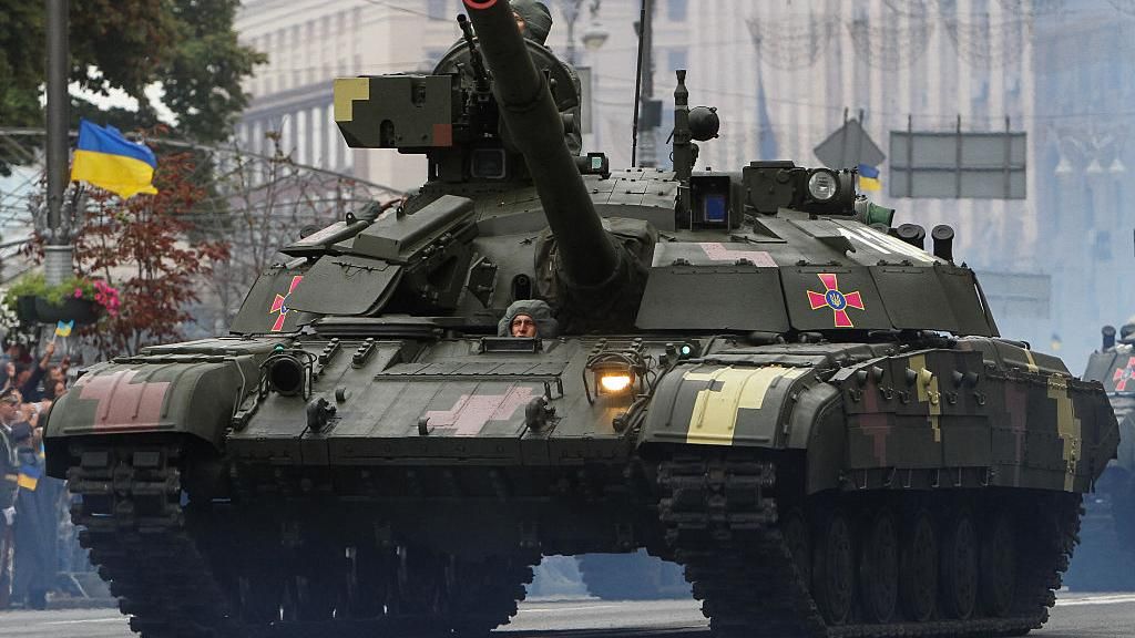 Если бы 2 года в Украине была современная армия, "зеленые человечки» не сунулись бы, – Президент