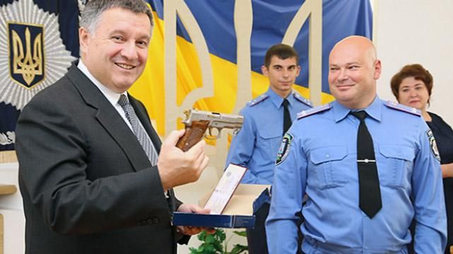 Як Аваков роздаровує депутатам бойові рушниці та автомати під час війни Як Аваков роздаровує депутатам бойові рушниці та автомати під час війни