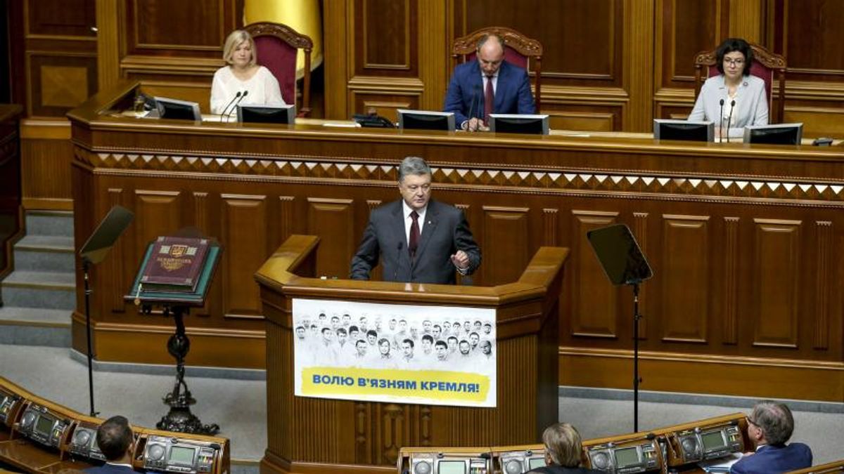 Порошенко озвучив, скільки ворожої техніки та бойовиків зараз на Донбасі Порошенко озвучив, скільки ворожої техніки та бойовиків зараз на Донбасі