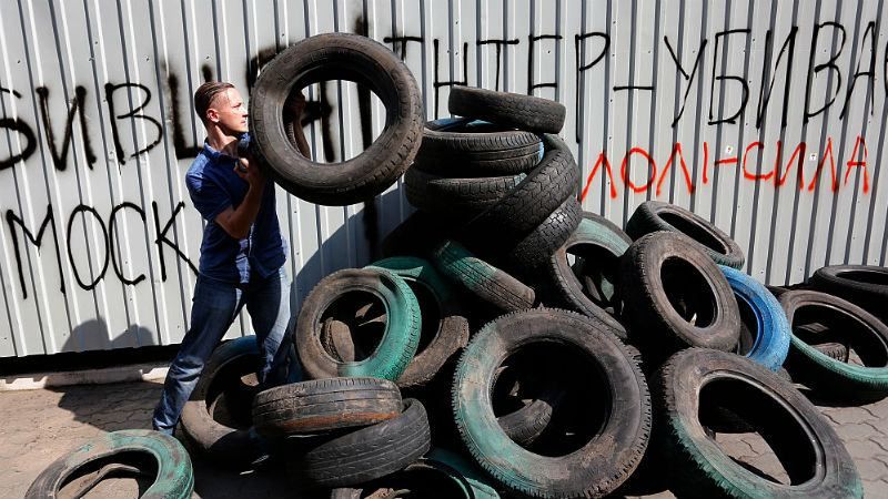 Новый конфликт возле "Интера": полиция не позволяет строить баррикады Новый конфликт возле "Интера": полиция не позволяет строить баррикады