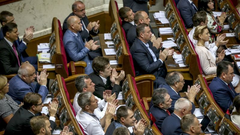 Засмаглі нардепи і емоційний Порошенко: як відкривали нову сесію Ради Засмаглі нардепи і емоційний Порошенко: як відкривали нову сесію Ради