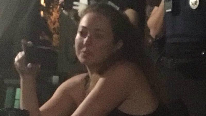 Появилось видео, как пьяная полицейская стреляла в киевском баре