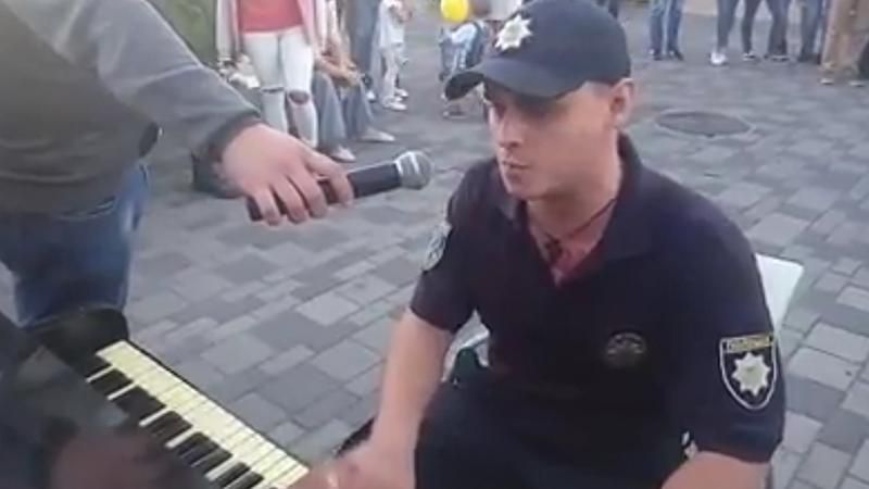 Мережу підкорило відео з поліцейський-піаністом 