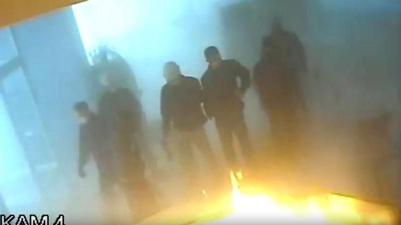 Як підпалювали "Інтер" – канал виставив відео з камер спостереження Як підпалювали "Інтер" – канал виставив відео з камер спостереження