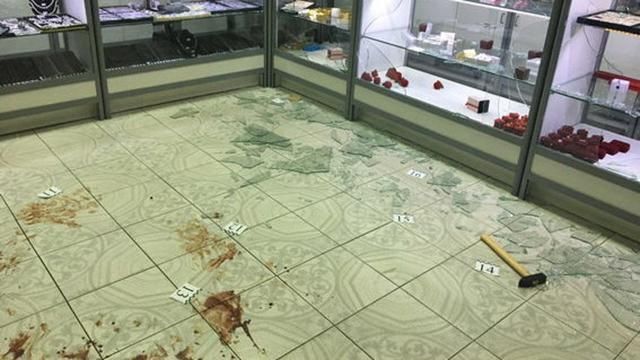 Грабители обчистили ювелирный магазин и ранили охранника