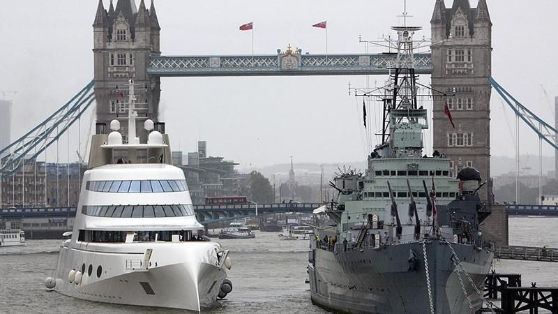 Розкішна яхта російського мільярдера шокувала британців 