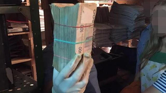 Таможенники на границе с Россией попались на немалой взятке Таможенники на границе с Россией попались на немалой взятке