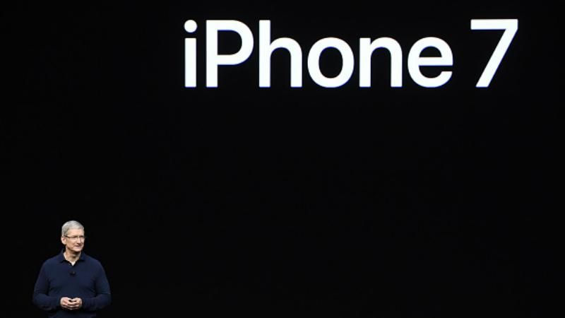 Чим здивував iPhone 7: водонепроникний і без роз'єму для навушників Чим здивував iPhone 7: водонепроникний і без роз'єму для навушників