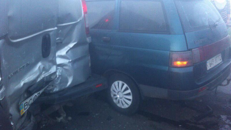 Сразу 11 автомобилей столкнулись под Львовом: появилось видео Сразу 11 автомобилей столкнулись под Львовом: появилось видео
