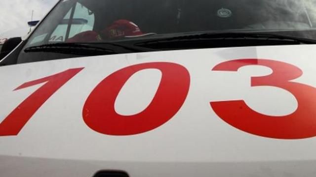 "Швидка" з дитиною застрягла перед лікарнею через водія-порушника "Швидка" з дитиною застрягла перед лікарнею через водія-порушника