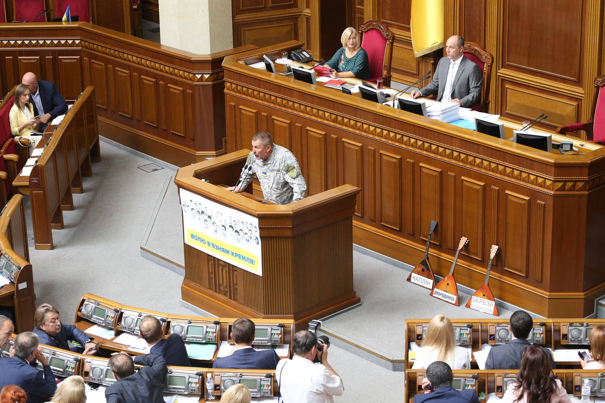 Береза принес в Раду балалайки с именами известных депутатов Береза принес в Раду балалайки с именами известных депутатов