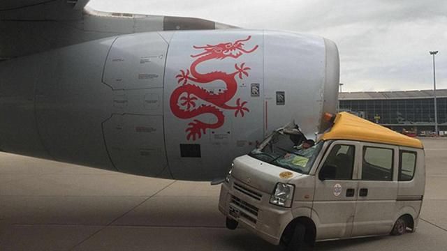 Літак Airbus розчавив автомобіль на злітній смузі в Китаї Літак Airbus розчавив автомобіль на злітній смузі в Китаї