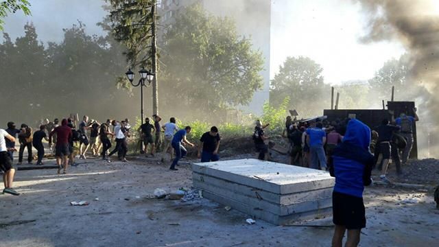 Дым и горящие шины: "Азов" штурмует строительство в Киеве