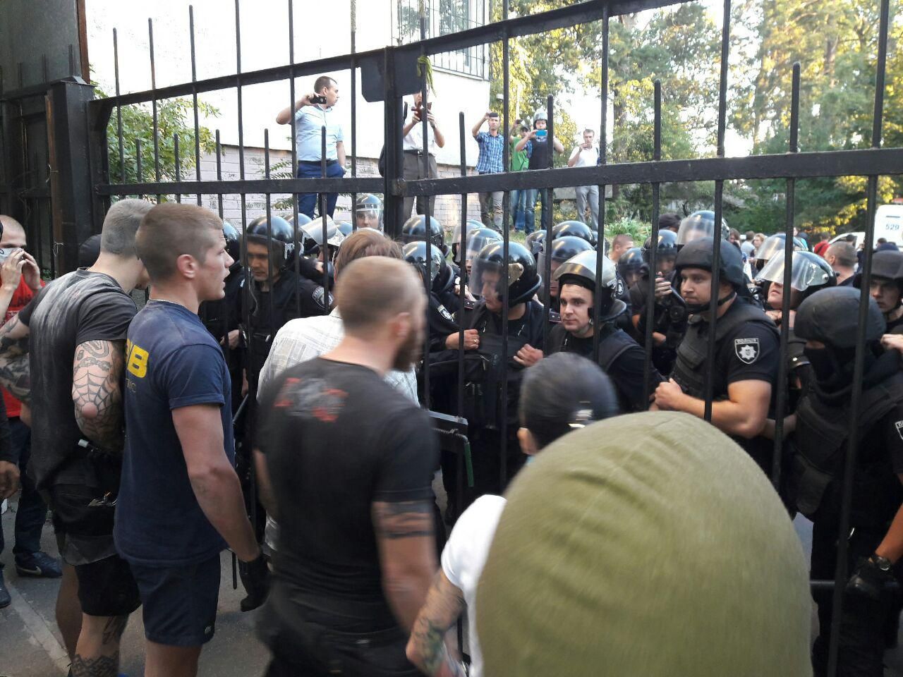 Поліція частково вгамувала бунтарів на будмайданчику в Києві