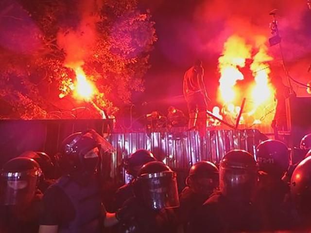 На видео сняли, как "Азов" штурмовал стройплощадку в Киеве На видео сняли, как "Азов" штурмовал стройплощадку в Киеве