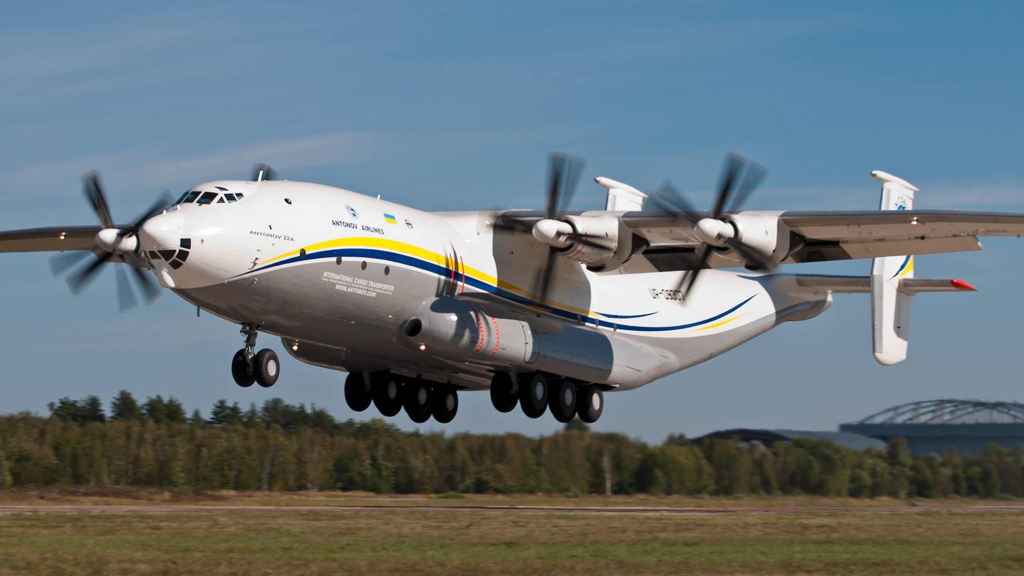 Восстановленный самолет "Антонова" отправился в первый рейс